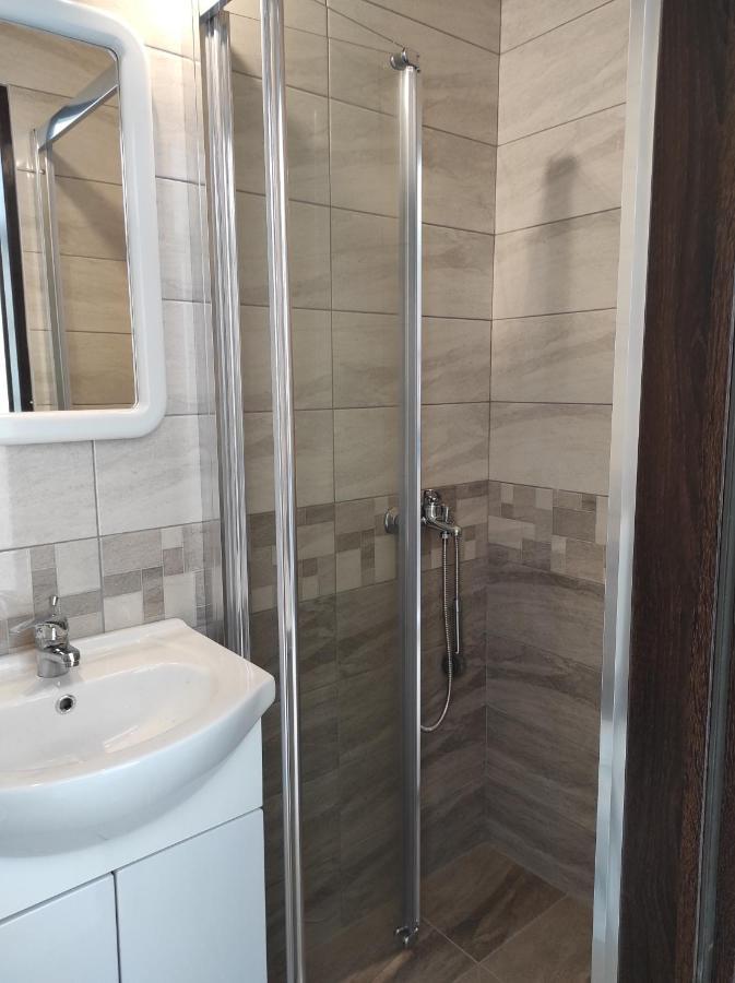 Garsoniera Cocheta Zona Coresi Mall Brašov Exteriér fotografie